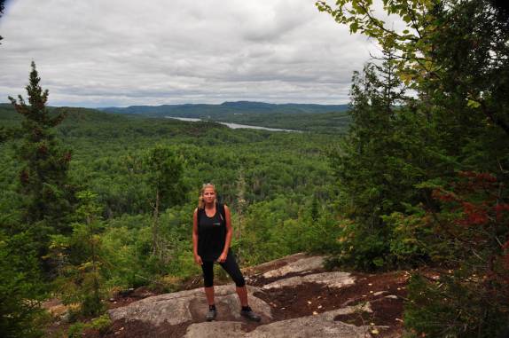 Paisagem do Parc National de La Mauricie, província de Quebec, no Canadá, durante a trilha até o Lac Solitaire